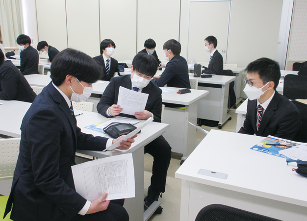 早期からの就職対策で、就職率100％<