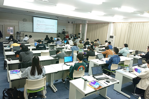 長年、多数の合格者を輩出している本校のノウハウが詰まった授業で理解を深め、応用情報技術者試験の合格を目指します。