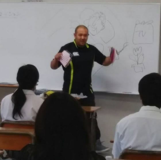 外部の先生を招いての講演もあります。